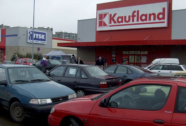 Kaufland po godzinie ósmej rano: już są kłopoty ze znalezieniem wolnego miejsca na parkingu.