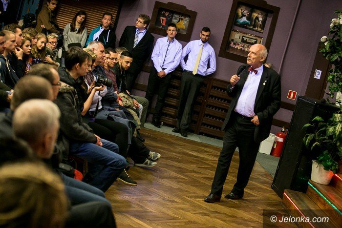 janusz-korwinmikke-przyciaga-tumy-foto-video-56965