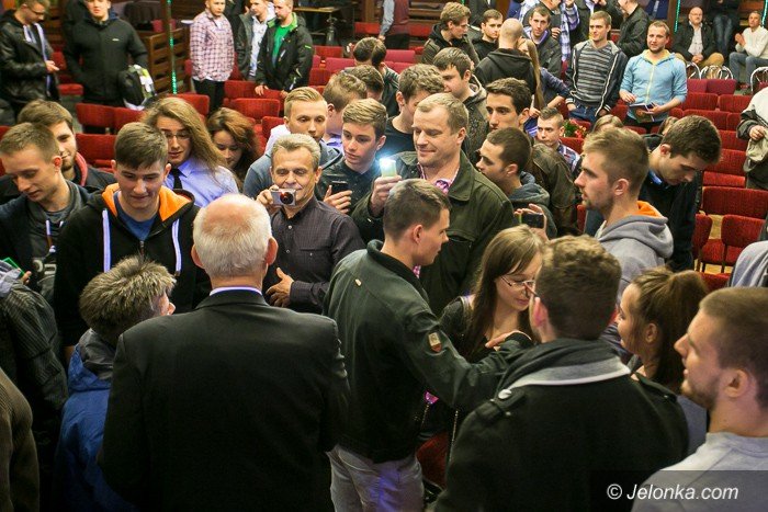 janusz-korwinmikke-przyciaga-tumy-foto-video-56965