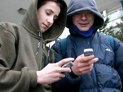 W „czwórce” z komórek można dzwonić tylko spoza budynku szkoły.