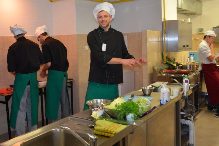 kucharze-fryzjerzy-i-ekonomisci-rywalizowali-w-handlowce-foto-57051