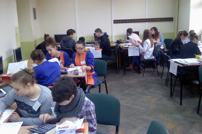 kucharze-fryzjerzy-i-ekonomisci-rywalizowali-w-handlowce-foto-57051