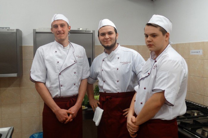 kucharze-fryzjerzy-i-ekonomisci-rywalizowali-w-handlowce-foto-57051