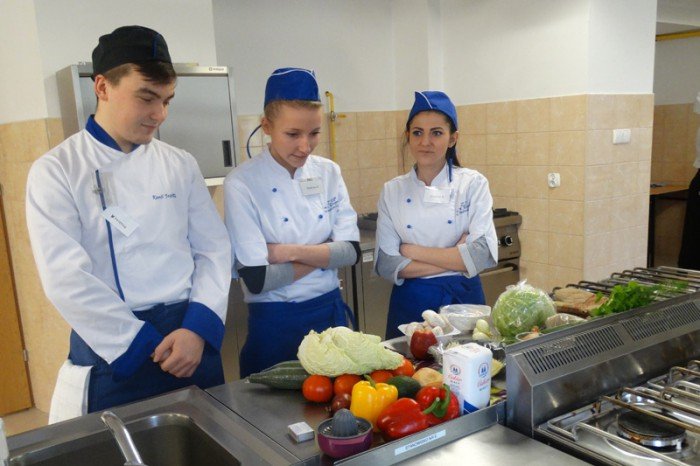 kucharze-fryzjerzy-i-ekonomisci-rywalizowali-w-handlowce-foto-57051