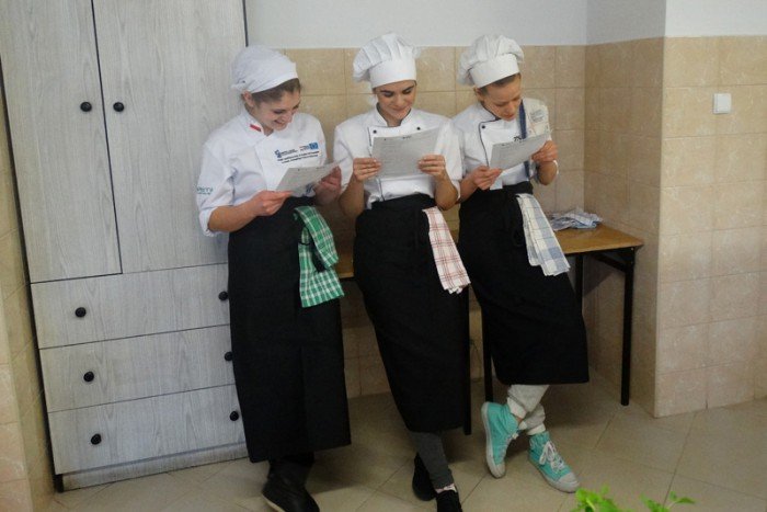 kucharze-fryzjerzy-i-ekonomisci-rywalizowali-w-handlowce-foto-57051