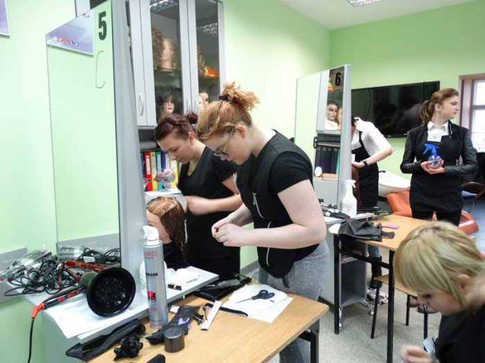 kucharze-fryzjerzy-i-ekonomisci-rywalizowali-w-handlowce-foto-57051