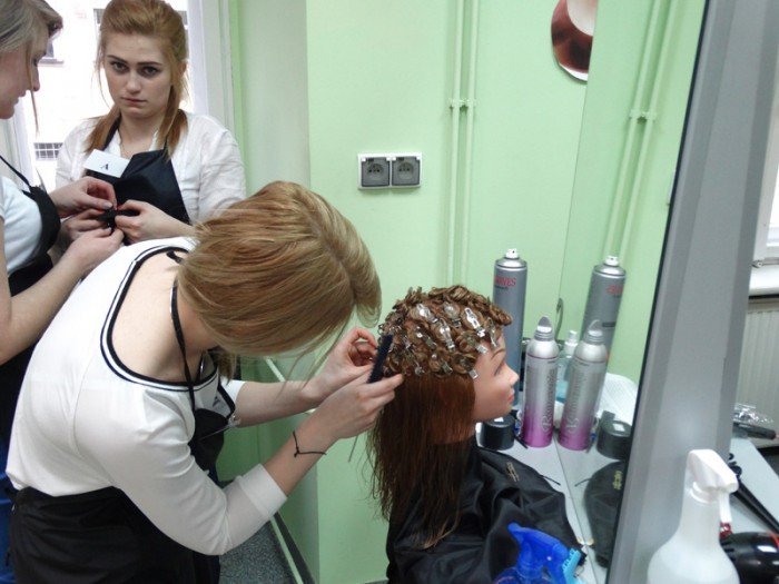 kucharze-fryzjerzy-i-ekonomisci-rywalizowali-w-handlowce-foto-57051