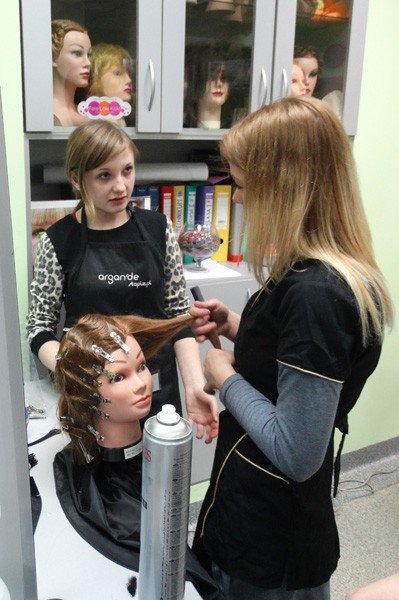 kucharze-fryzjerzy-i-ekonomisci-rywalizowali-w-handlowce-foto-57051