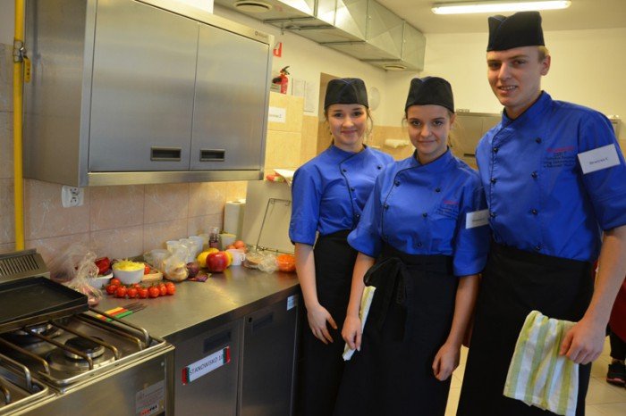 kucharze-fryzjerzy-i-ekonomisci-rywalizowali-w-handlowce-foto-57051