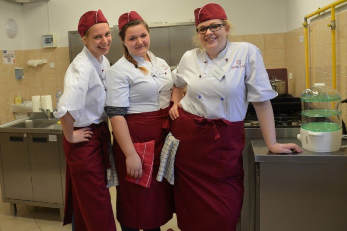 kucharze-fryzjerzy-i-ekonomisci-rywalizowali-w-handlowce-foto-57051