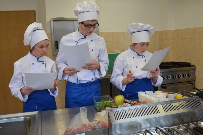 kucharze-fryzjerzy-i-ekonomisci-rywalizowali-w-handlowce-foto-57051