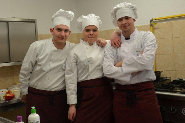 kucharze-fryzjerzy-i-ekonomisci-rywalizowali-w-handlowce-foto-57051