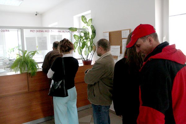 Kiedy zdający w końcu będą mogli podejść do egzaminu bez stania w kolejkach?