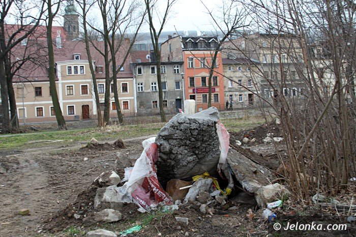 czytelnicy-skwer-jak-smietnisko-foto-57112