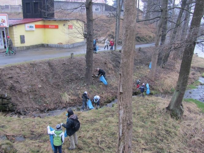 zebrali-z-brzegow-bobru-30-tysiecy-litrow-smieci-foto-57195