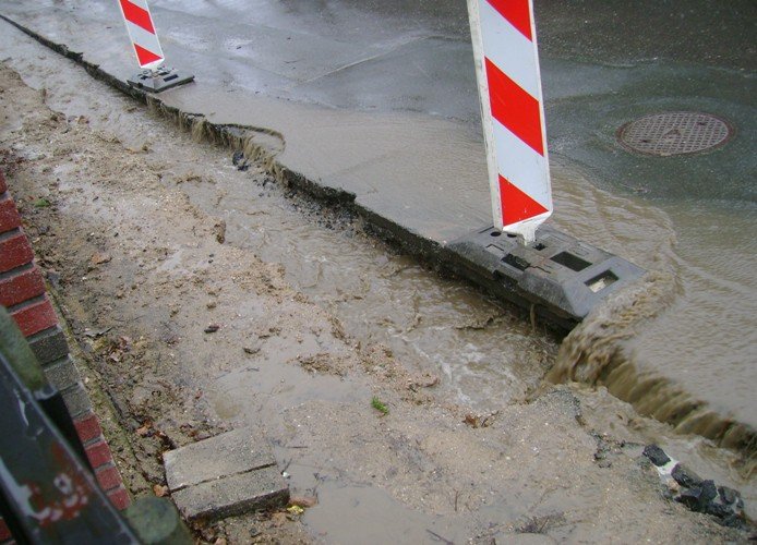 woda-podmywa-ulice-widok-foto-57206