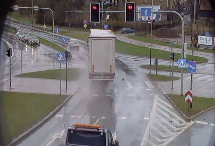 niebezpieczna-jazda-przez-skrzyzowanie-video-57336