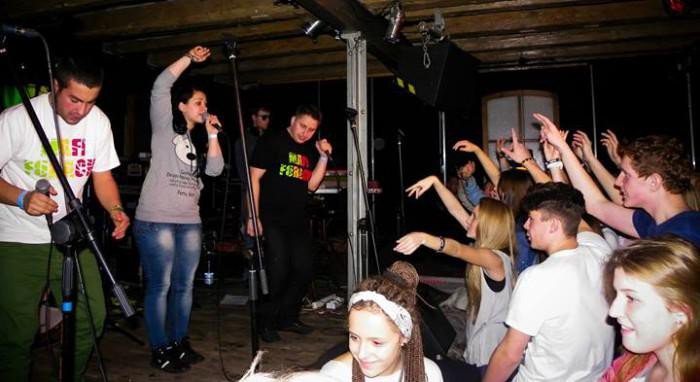 poaczyli-siy-by-stworzyc-miejsce-dla-muzykow-i-rodzin-57345