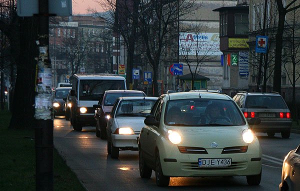 Nie można zapomnieć o światłach i zachowaniu odpowiednich odległości. Samochody na zdjęciu jadą zbyt blisko siebie.