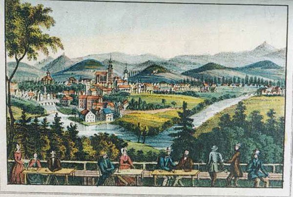 Turyści i mieszkańcy podziwiają panoramę miasta z Hausbergu (Wzgórze Krzywoustego).