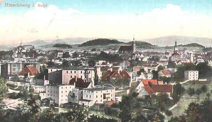Panorama miasta z koszarami na pierwszym planie.