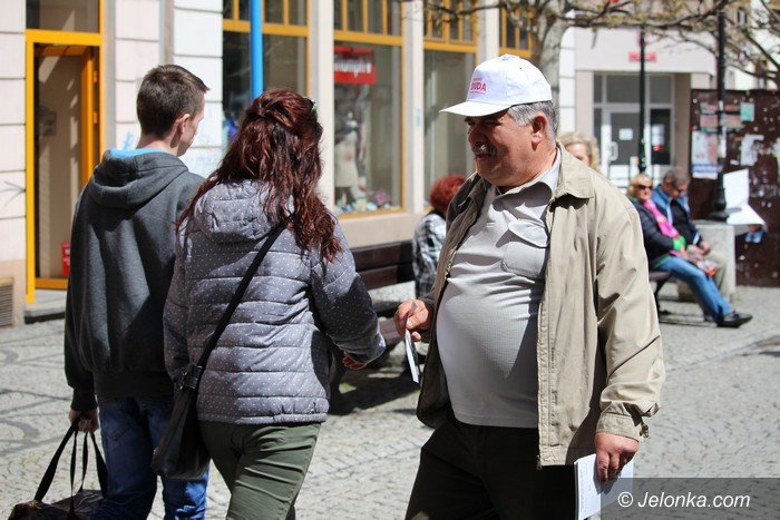 dziaacze-pisu-rozdawali-mieszkancom-flagi-i-ulotki-wyborcze-foto-57689