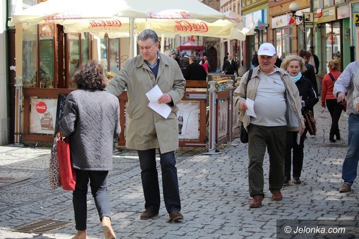 dziaacze-pisu-rozdawali-mieszkancom-flagi-i-ulotki-wyborcze-foto-57689