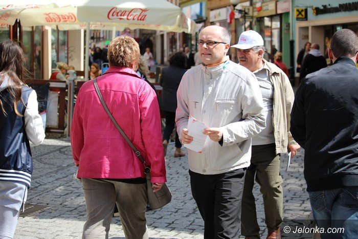 dziaacze-pisu-rozdawali-mieszkancom-flagi-i-ulotki-wyborcze-foto-57689