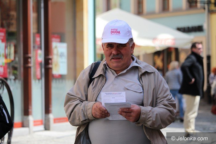 dziaacze-pisu-rozdawali-mieszkancom-flagi-i-ulotki-wyborcze-foto-57689