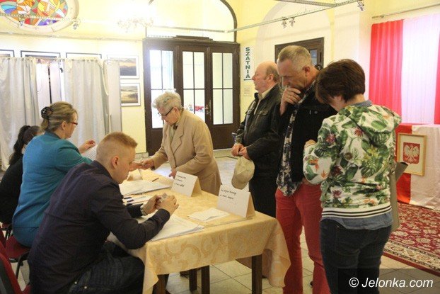 coraz-wiecej-jeleniogorzan-gosuje-foto-57832