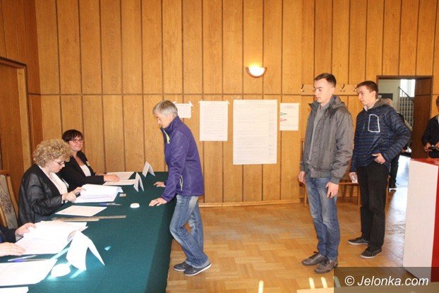 coraz-wiecej-jeleniogorzan-gosuje-foto-57832
