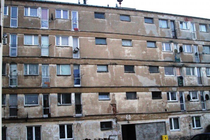 W tym budynku malutka dziewczyna przeżyła prawdziwy koszmar, którego świadkami byli liczni sąsiedzi. Nikt z nich nie zareagował.