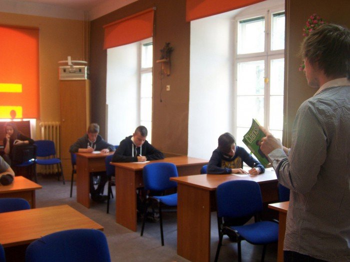 uczniowie-pisali-dyktando-po-angielsku-foto-58211