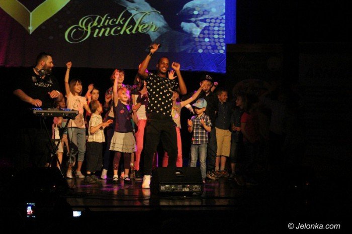 dzieci-bawiy-sie-z-nickiem-sinclairem-foto-58238