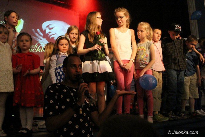 dzieci-bawiy-sie-z-nickiem-sinclairem-foto-58238