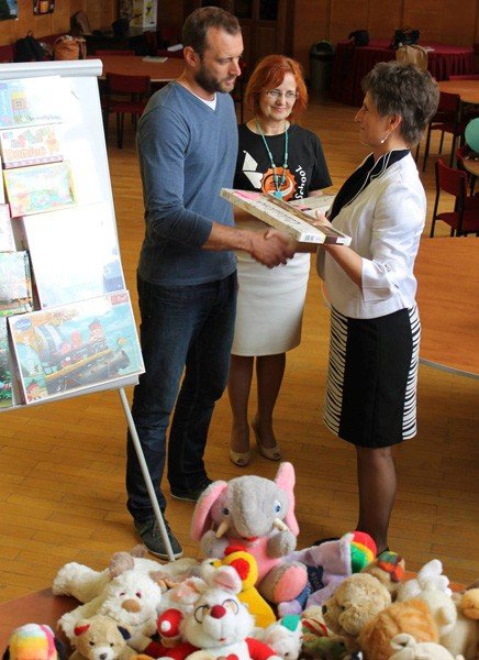 prezenty-dla-chorych-dzieci-od-uczniow-ekonoma-foto-video-58251