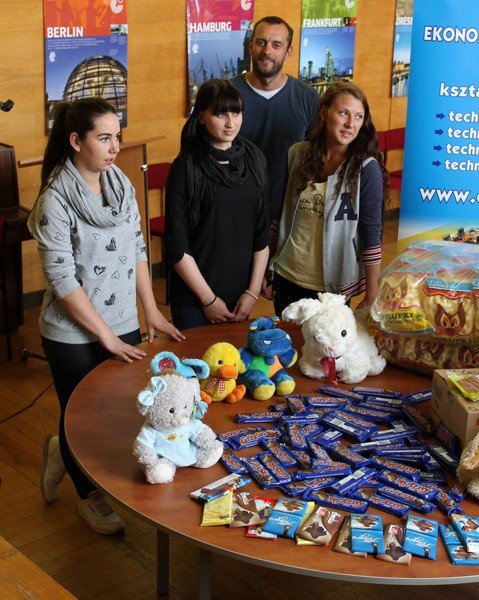 prezenty-dla-chorych-dzieci-od-uczniow-ekonoma-foto-video-58251