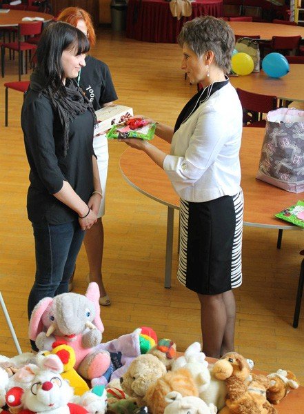 prezenty-dla-chorych-dzieci-od-uczniow-ekonoma-foto-video-58251