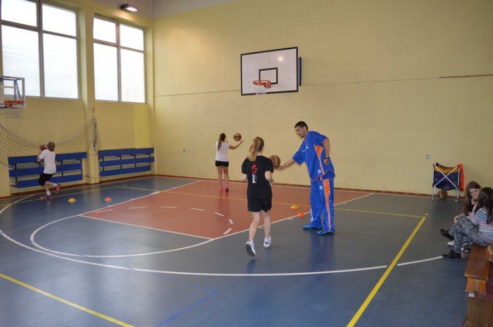 lekcja-wychowania-fizycznego-z-udziaem-koszykarza-foto-58283