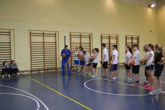 lekcja-wychowania-fizycznego-z-udziaem-koszykarza-foto-58283