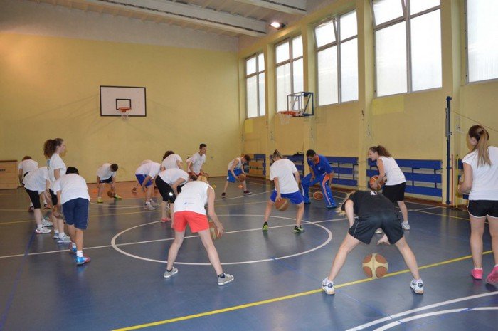 lekcja-wychowania-fizycznego-z-udziaem-koszykarza-foto-58283