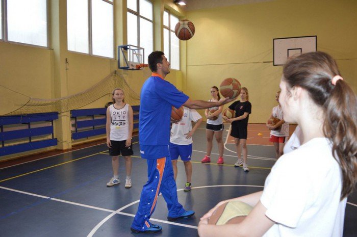 lekcja-wychowania-fizycznego-z-udziaem-koszykarza-foto-58283