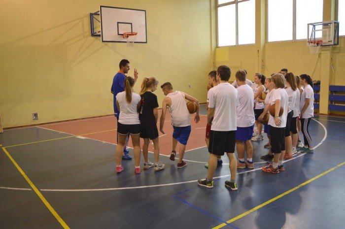 lekcja-wychowania-fizycznego-z-udziaem-koszykarza-foto-58283