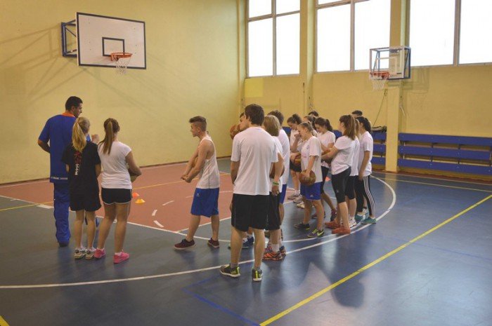 lekcja-wychowania-fizycznego-z-udziaem-koszykarza-foto-58283