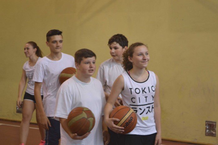 lekcja-wychowania-fizycznego-z-udziaem-koszykarza-foto-58283