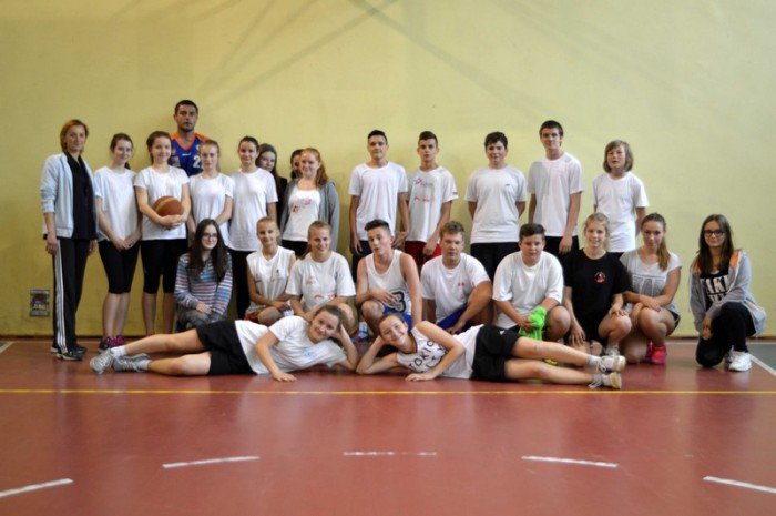 lekcja-wychowania-fizycznego-z-udziaem-koszykarza-foto-58283