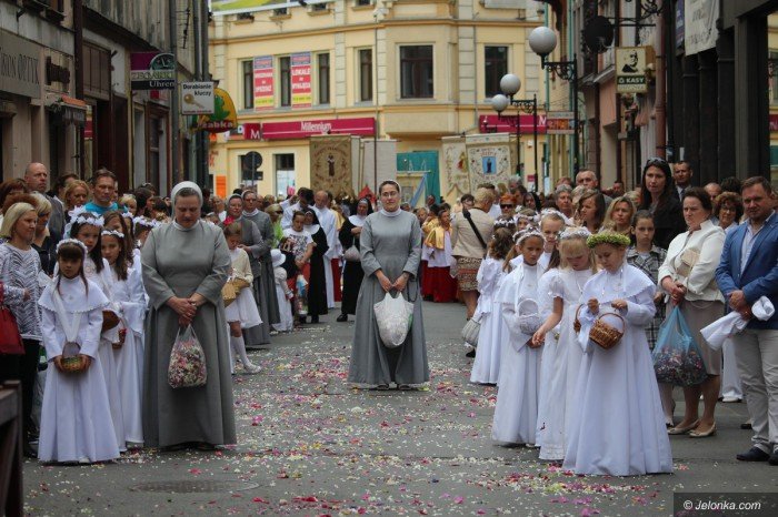 procesja-bozego-ciaa-przesza-ulicami-miasta-foto-video-58285