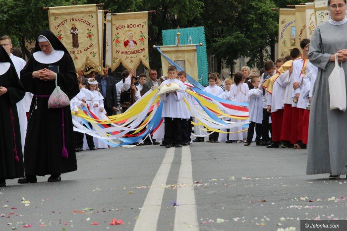 procesja-bozego-ciaa-przesza-ulicami-miasta-foto-video-58285