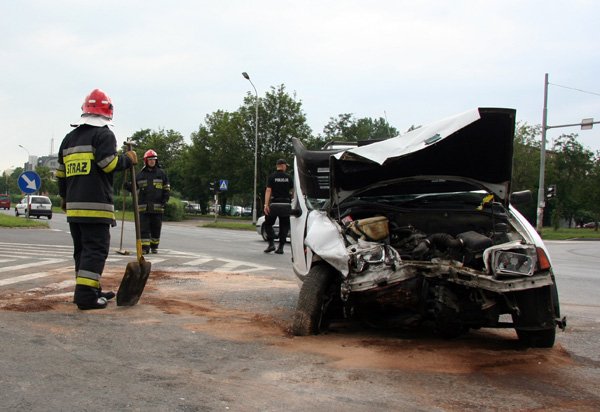 Przyczyną tego zderzenia była najpewniej nadmierna prędkość i nieuwaga kierowców.