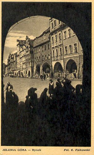 Wycieczka na placu Ratuszowym. Pocztówka E. Fijałkowskiego. Lata 50-te.